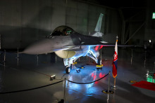 V USA vyrobili prvú stíhačku F-16 pre Slovensko. FOTO: MOSR