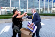 Generálneho riaditeľa Ryanairu Michaela O‘Learyho trafili do tváre smotanovými tortami počas tlačového brífingu pred budovou Európskej komisie v Bruseli. FOTO: Reuters
