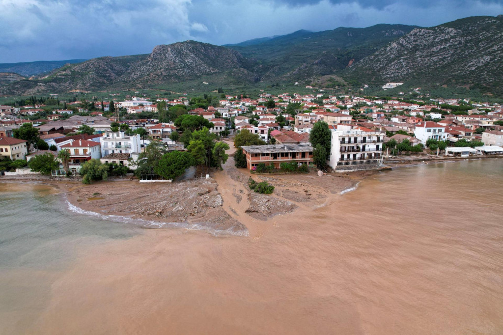 Záplavy po búrke Daniel, ktorá zasiahla stredné Grécko v dedine Agria. FOTO: Reuters