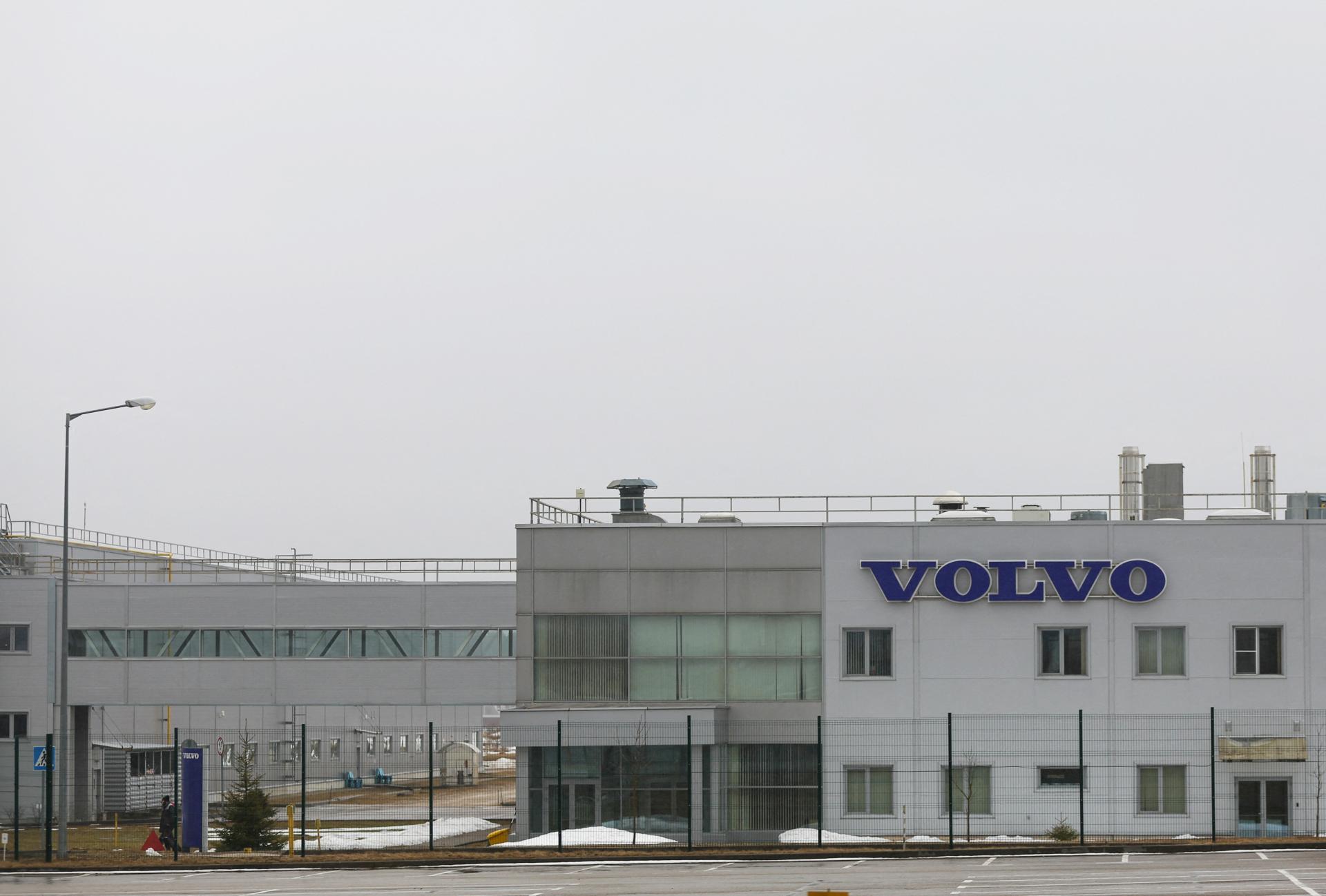 Ruské aktíva výrobcu nákladných áut Volvo previedli na ruského investora