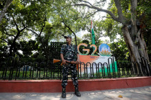 Ozbrojená stráž pred samitom G20 v Naí Dillí. FOTO: Reuters