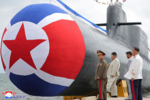 Severokórejský vodca Kim Čong-un na ceremónii spustenia novej taktickej nukleárnej útočnej ponorky v Severnej Kórei. FOTO: Reuters