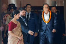 Ruský minister zahraničných vecí Sergej Lavrov prichádza do hotela pred summitom G20 v Naí Dillí. FOTO: Reuters