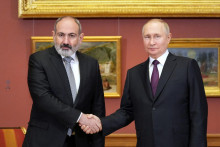 Ruský prezident Vladimir Putin si podáva ruku s arménskym premiérom Nikolom Pašinjanom počas stretnutia na okraj neformálneho summitu lídrov Spoločenstva nezávislých štátov v roku 2022. FOTO: Reuters