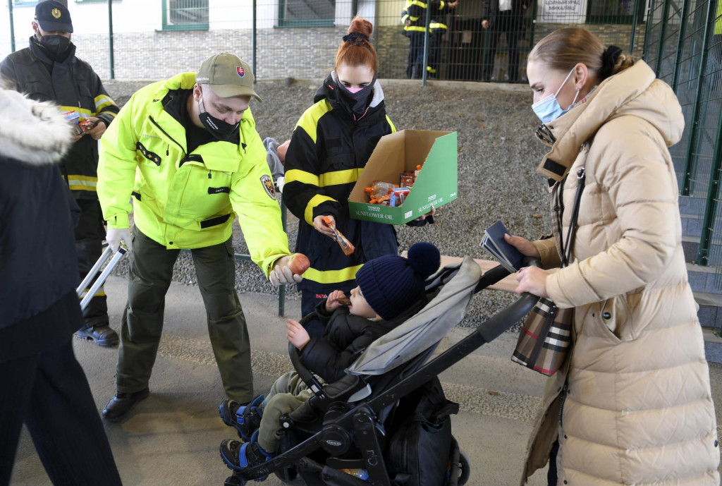 Vojnoví utečenci z Ukrajiny. FOTO: TASR/František Iván