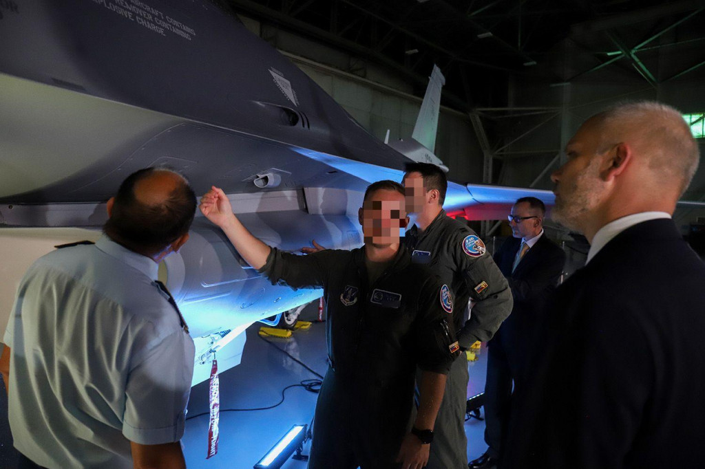 Minister obrany Martin Sklenár, ktorému predstavujú prvé americké stíhacie lietadlo F-16 slovenskej armády vo fabrike v americkom meste Greenville v Južnej Karolíne. FOTO: TASR/MO SR