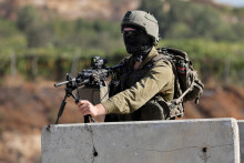 Izraelský vojak stráži kontrolný bod v Hebrone na Izraelom okupovanom Západnom brehu. FOTO: Reuters