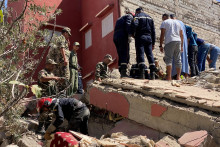 Záchranári vykonávajú pátraciu akciu po silnom zemetrasení v Amizmiz v Maroku. FOTO: Reutes