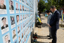 Ukrajinský minister zahraničných vecí Dmytro Kuleba a jeho japonský náprotivok Jošimasa Hajaši navštevujú Múr pamäti padlých obrancov Ukrajiny. FOTO: Reuters