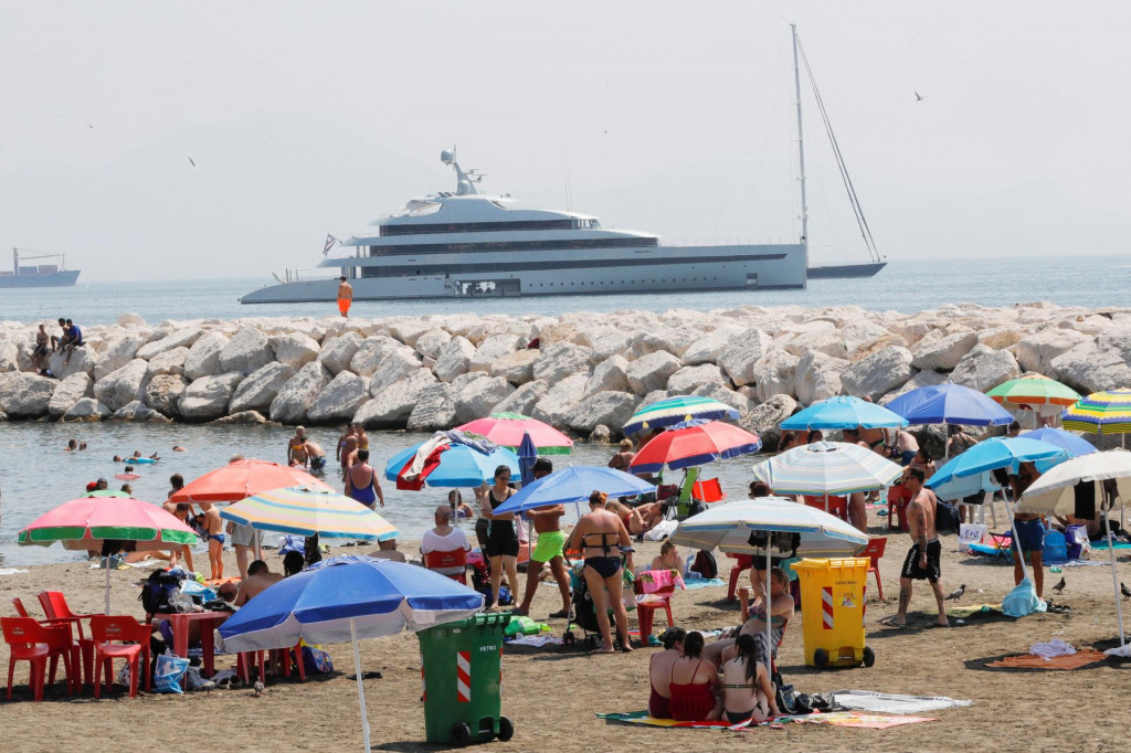 Ilustračná fotografia. Ľudia navštevujú pláž v talianskom Neapole. FOTO: Reuters