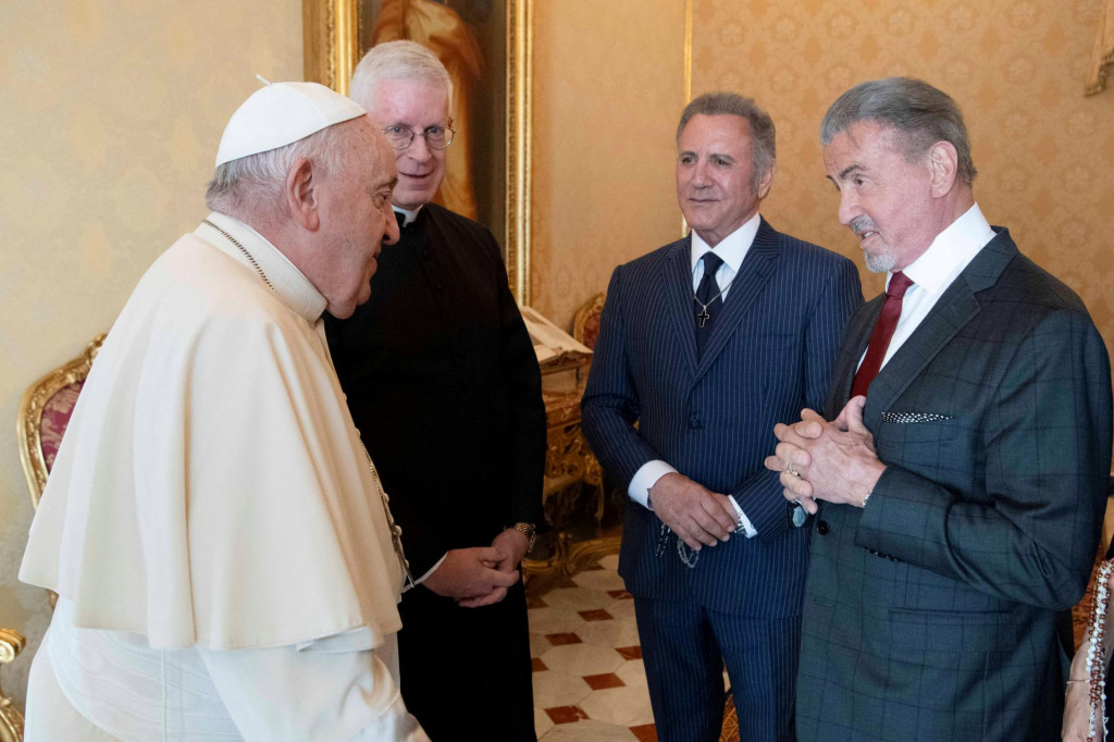Pápež František sa stretol s hercom Sylvesterom Stallonem vo Vatikáne. FOTO: Reuters