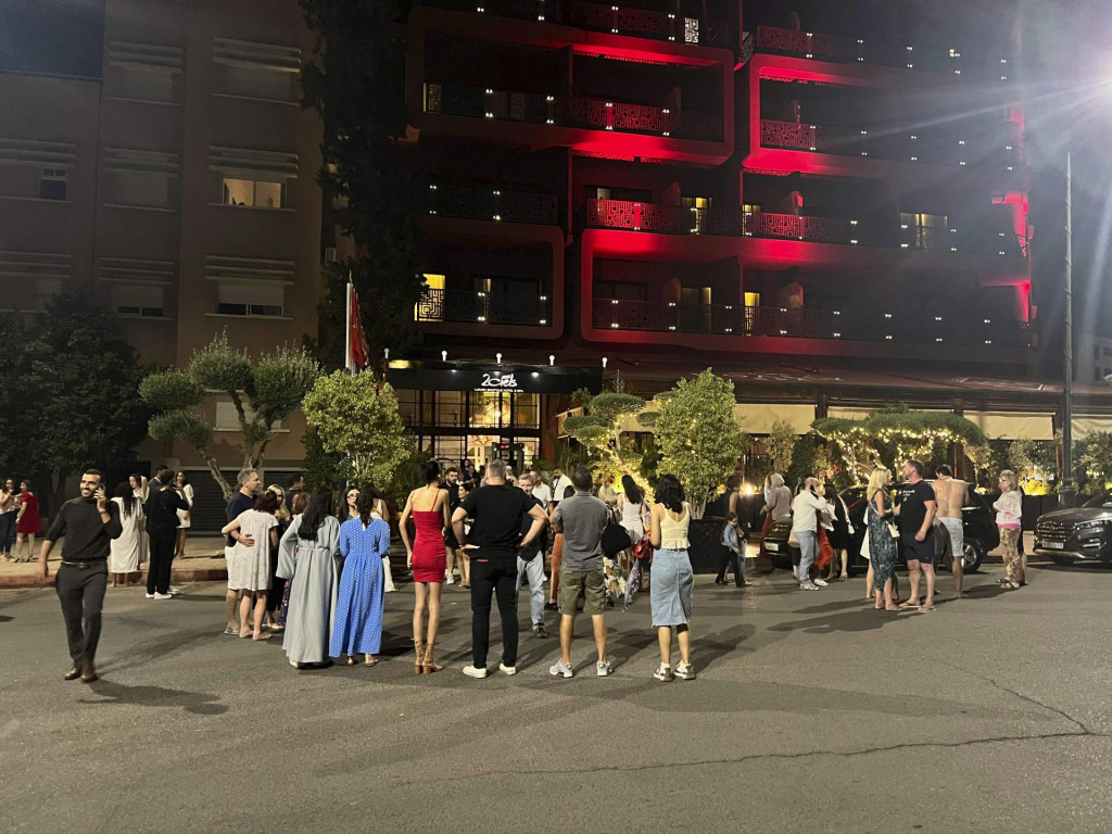 Turisti stoja pred hotelom po zemetrasení v marockom meste Marrákeš v piatok neskoro večer. FOTO: TASR/AP