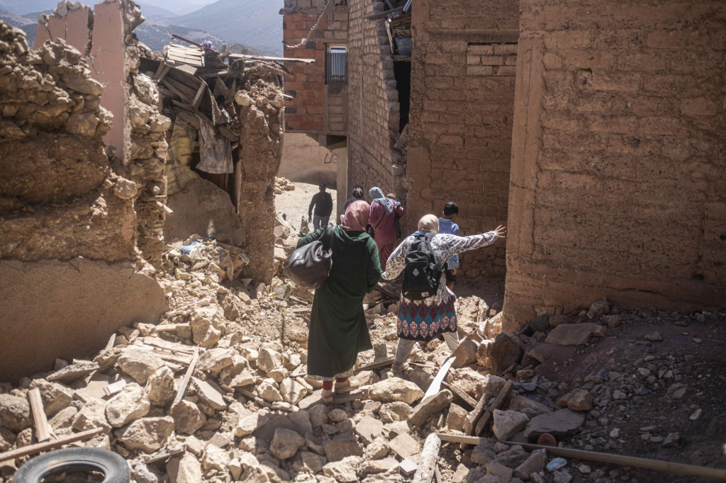 Obyvatelia opúšťajú svoje zničené domy po zemetrasení v dedine Moulay Ibrahim pri marockom meste Marrákeš. FOTO: TASR/AP
