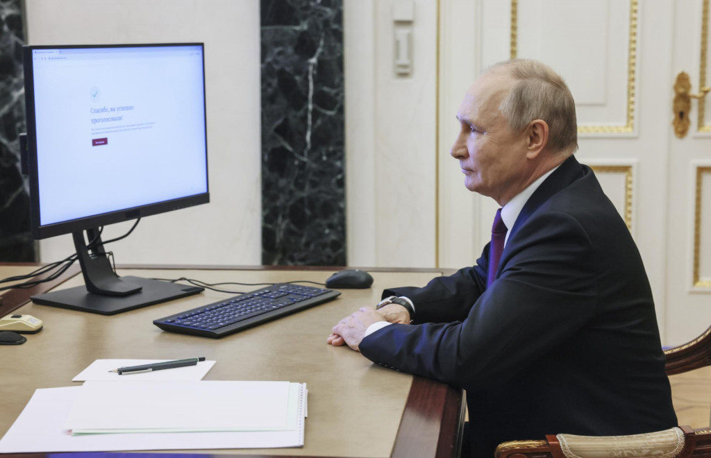 Ruský prezident Vladimir Putin hlasuje online vo voľbách starostu Moskvy v Kremli v Moskve. FOTO: TASR/AP