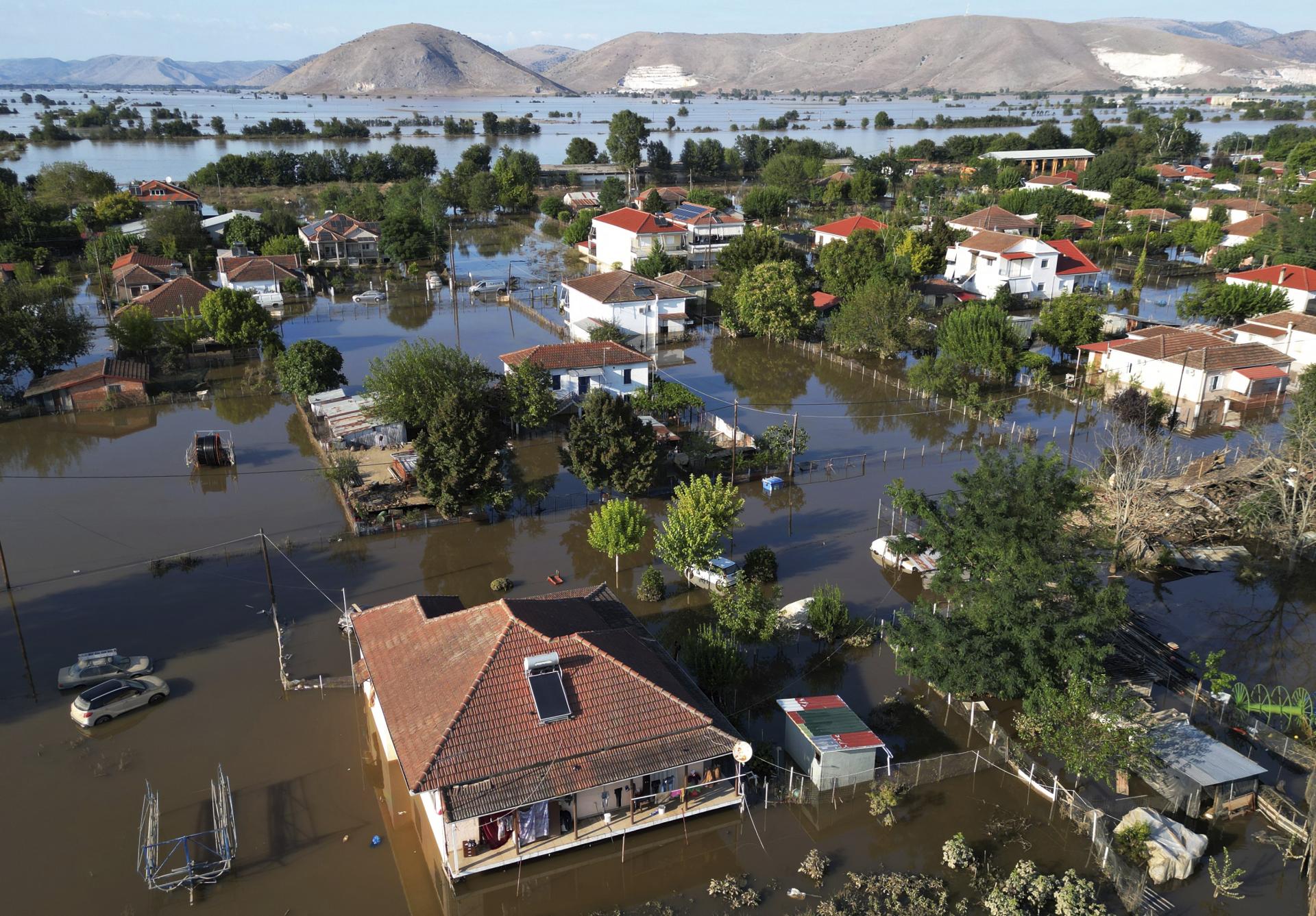 Povodne v Grécku majú 14 obetí. Vo vidieckych oblastiach ležia mŕtve zvieratá