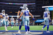 Hráči tímu Dallas Cowboys sa radujú z touchdownu. Hodnota klubu za posledných päť rokov vzrástla až o 80 percent. FOTO: Reuters