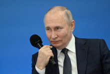 Vladimir Putin, ktorý vo februári 2022 začal inváziu na Ukrajinu a rozpútal turbulencie na celom svete, rád poukazuje na stále ešte solídny stav hospodárstva. FOTO: Reuters