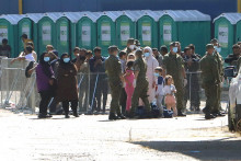 Slovenskí vojaci v záchytnom tábore pre migrantov v bývalom závode píla v meste Veľký Krtíš na juhu Slovenska v piatok 8. septembra 2023. FOTO: TASR/Ján Krošlák