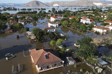 Záplavové vody a bahno pokrývajú mesto Palamas po rekordnom prívalovom daždi. FOTO: TASR/AP