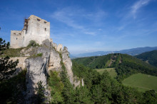 Na snímke vľavo hrad Lietava v prostredí Rajeckej doliny. FOTO: TASR/D. Stehlík