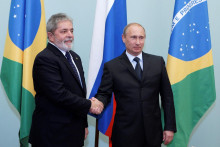 Brazílsky prezident Luiz Inácio Lula da Silva a ruský prezident Vladimir Putin. FOTO: Reuters
