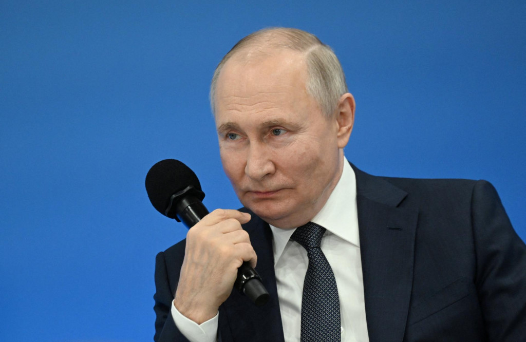 Vladimir Putin, ktorý vo februári 2022 začal inváziu na Ukrajinu a rozpútal turbulencie na celom svete, rád poukazuje na stále ešte solídny stav hospodárstva. FOTO: Reuters