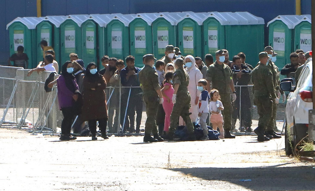 Slovenskí vojaci v záchytnom tábore pre migrantov v bývalom závode píla v meste Veľký Krtíš na juhu Slovenska v piatok 8. septembra 2023. FOTO: TASR/Ján Krošlák