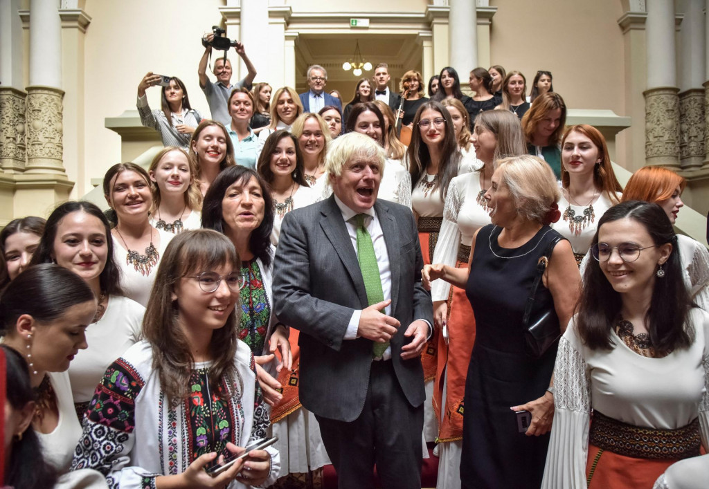 Boris Johnson sa odfotil so študentmi po udelení čestného titulu v Ľvove. FOTO: Reuters