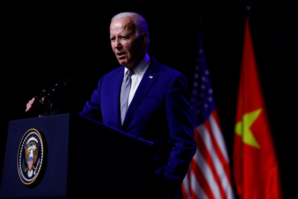 Joe Biden počas konferencie vo vietnamskom Hanoji. FOTO: Reuters
