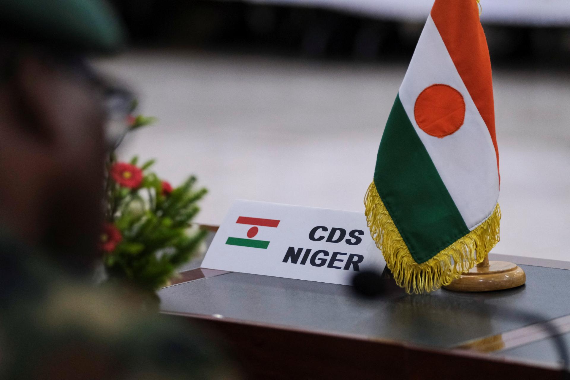 Hrozba vojenského zásahu spoločenstva západoafrických štátov v Nigeri posilnila juntu, prebudila vlastenectvo