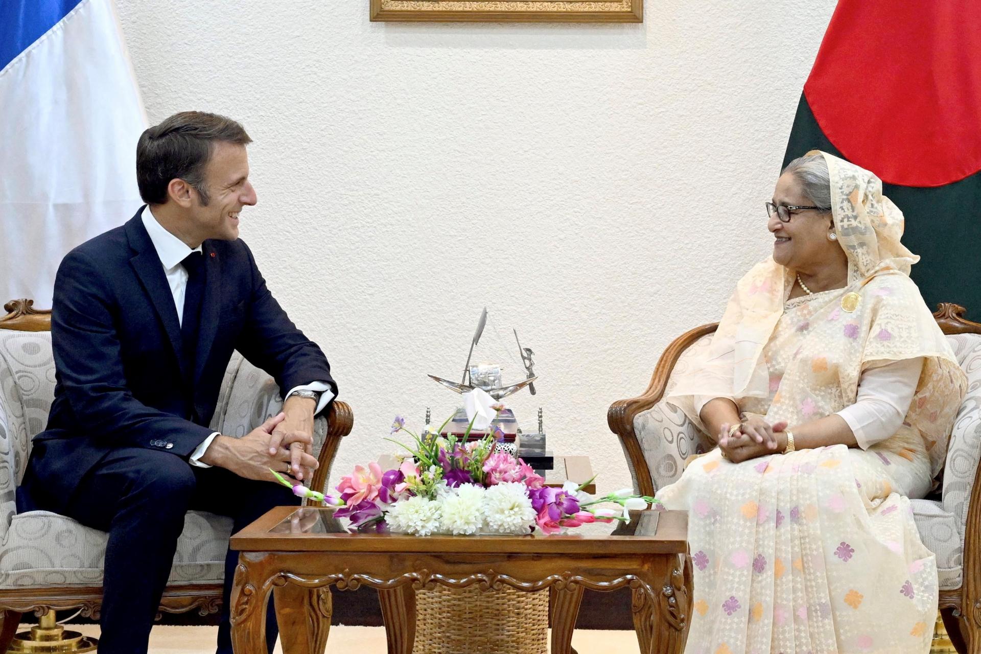 La France aidera le Bangladesh avec des prêts pour des infrastructures et des satellites, a déclaré Macron
