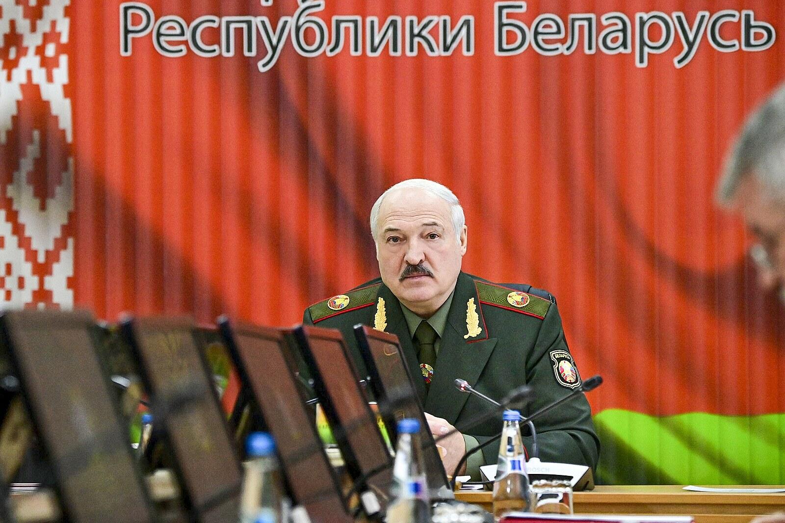 Lukašenko kritikom v exile pripravil novú pascu. Po doklady musia ísť späť do vlasti