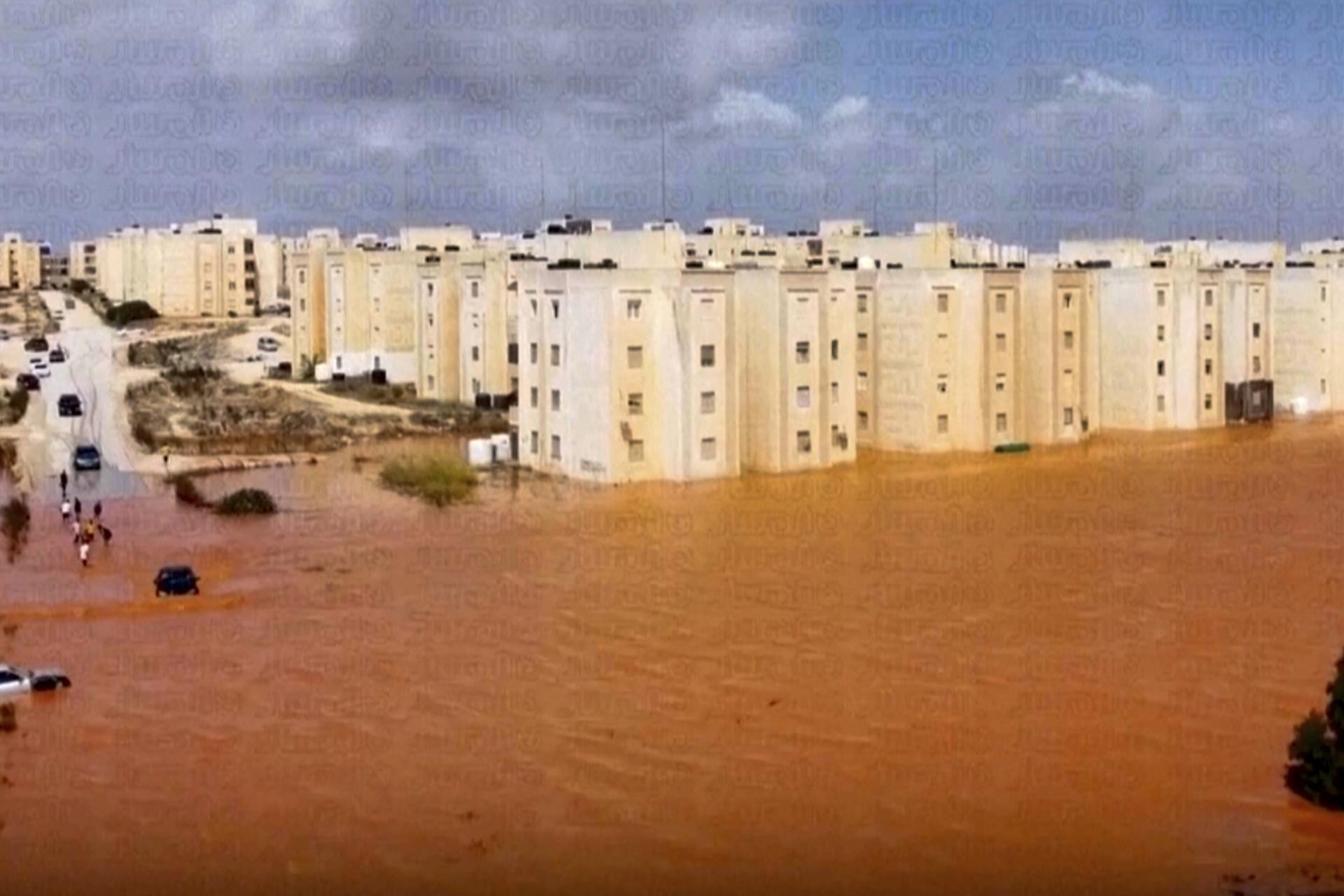 V meste Derna na východe Líbye pre záplavy zahynulo zrejme dvetisíc ľudí