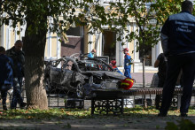 Ilustračná fotografia. Poškodené auto na mieste nehody po údajnom útoku ukrajinského bezpilotného lietadla v Rostove na Done 7. septembra. FOTO: Reuters