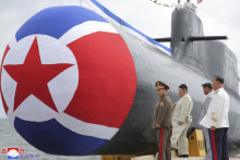 Severokórejský vodca Kim Čong-un sa účastní na spustení novej ”taktickej jadrovej útočnej ponorky” na vodu. FOTO: TASR/AP