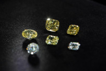 Leštené bezfarebné a žlté diamanty vyrobené v továrni ”Diamonds of ALROSA” v Moskve. FOTO: Reuters