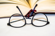 Okolo päťdesiatky už podľa lekárky takmer každý potrebuje okuliare na čítanie.