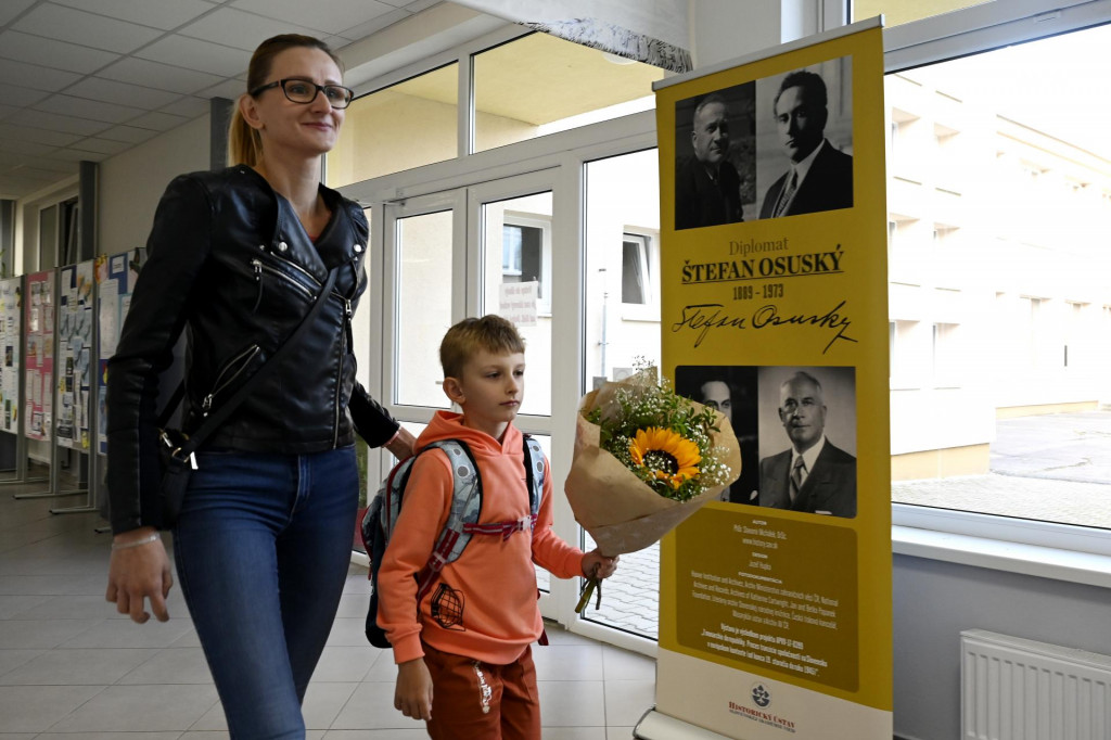 Žiak prichádza v prvý školský deň do Základnej školy Dr. Štefana Osuského, 4. septembra 2023 v Brezovej pod Bradlom. FOTO: TASR: Radovan Stoklasa