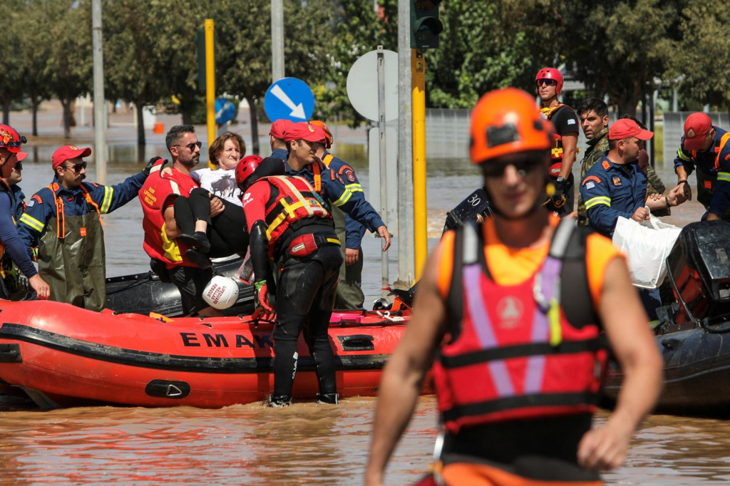 Miestnych obyvateľov evakuovali zo zaplavenej oblasti po búrke Daniel v Larisse v Grécku. FOTO: Reuters