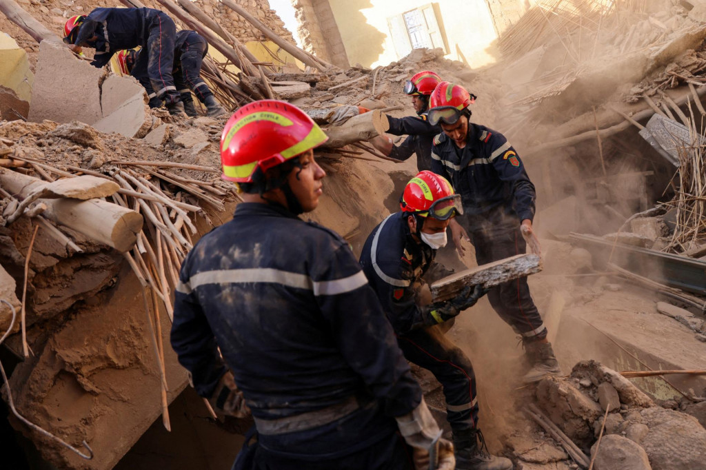 Pohotovostné tímy pracujú po masívnom zemetrasení v Maroku. FOTO: Reuters