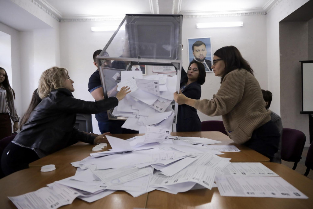 Členovia volebnej komisie sa pripravujú na sčítanie hlasovacích lístkov vo volebnej miestnosti po miestnych voľbách v Donecku, hlavnom meste Rusmi kontrolovanej Doneckej oblasti na východe Ukrajiny. FOTO: TASR/AP