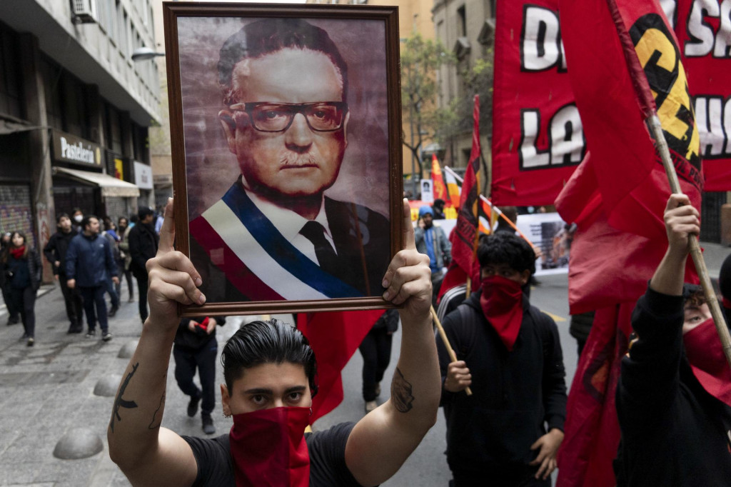 Muž nesie fotografiu zosnulého čílskeho prezidenta Salvadora Allendeho počas demonštrácie pri príležitosti 50. výročia vojenského prevratu generála Augusta Pinocheta v Santiagu. FOTO: TASR/AP