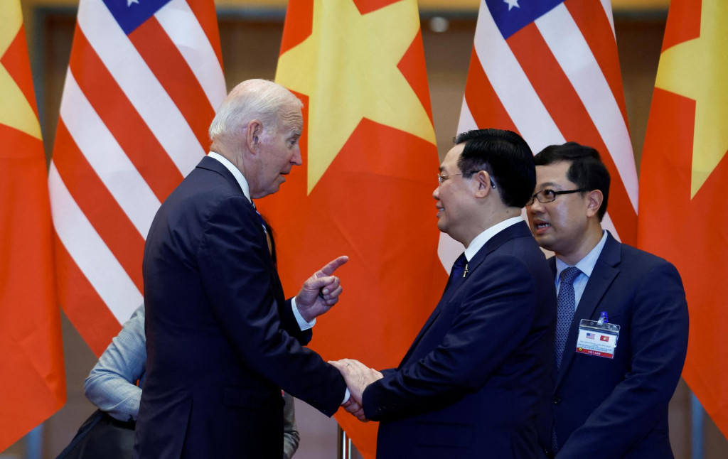 Americký prezident Joe Biden sa stretol s predsedom Národného zhromaždenia Vietnamu Vuong Dinh Hueom v Hanoji vo Vietname. FOTO: Reuters