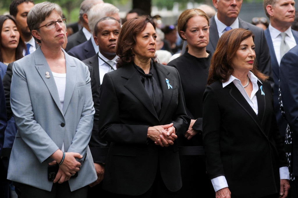 Americká viceprezidentka Kamala Harris a guvernérka štátu New York Kathy Hochul stoja v deň 22. výročia útokov na Svetové obchodné centrum v Národnom pamätníku a múzeu 11. septembra v New Yorku. FOTO: Reuters