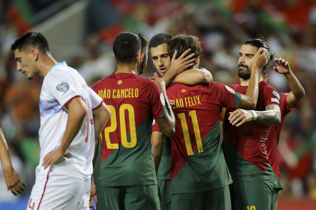 Portugalskí hráči oslavujú deviaty gól Joaa Felixa v zápase J-skupiny Portugalsko - Luxembursko 6. kola kvalifikácie ME 2024 vo Faro. FOTO: TASR/AP