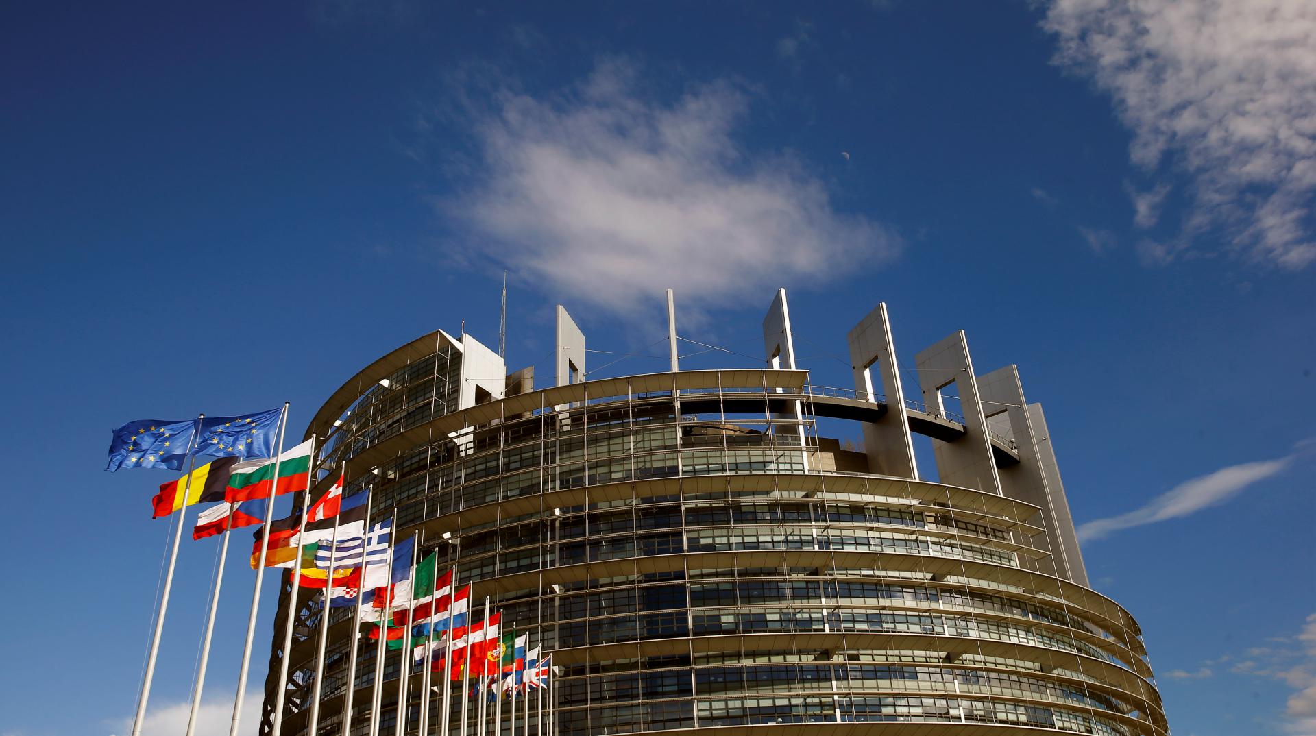 Europoslanci prijali pravidlá na ochranu spotrebiteľov pred privysokým dlhom