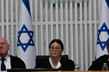 Predsedníčka Najvyššieho súdu Izraela Esther Hayutová a všetkých pätnásť sudcov sa zhromaždili na Najvyššom súde v Jeruzaleme. FOTO: Reuters