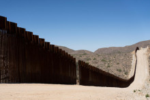 Medzera v plote na hraniciach USA a Mexika neďaleko Sasabe v Arizone. FOTO: Reuters