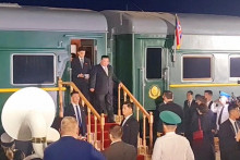 Severokórejský vodca Kim Čong-un vystupuje z vlaku v Rusku. FOTO: Reuters