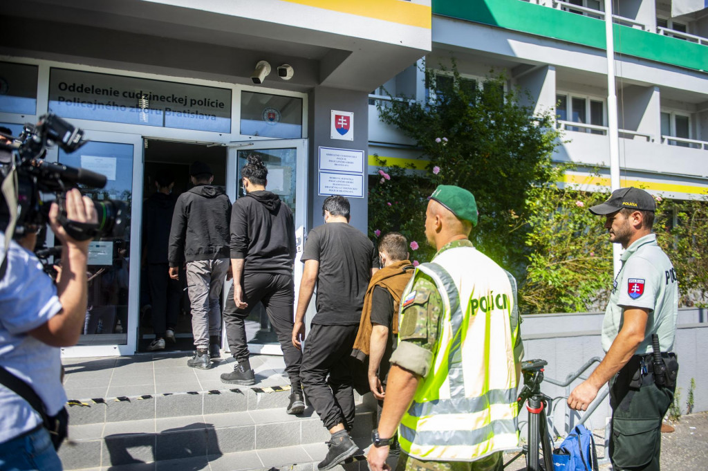 Na snímke sýrski utečenci, ktorí prichádzajú na Oddelenie cudzineckej polície Policajného zboru v Bratislave. FOTO: TASR/Jakub Kotian